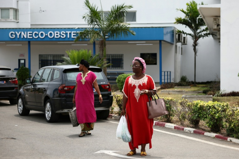 Adèle Koue Sungbeu, une Ivoirienne de 45 years ayant été excisée, quitte l'hôpital public de Treichville après une chirurgie réparatrice, le 11 avril 2025 à Abidjan (Côte d'Ivoire) ( AFP / Anne-Christine POUJOULAT )