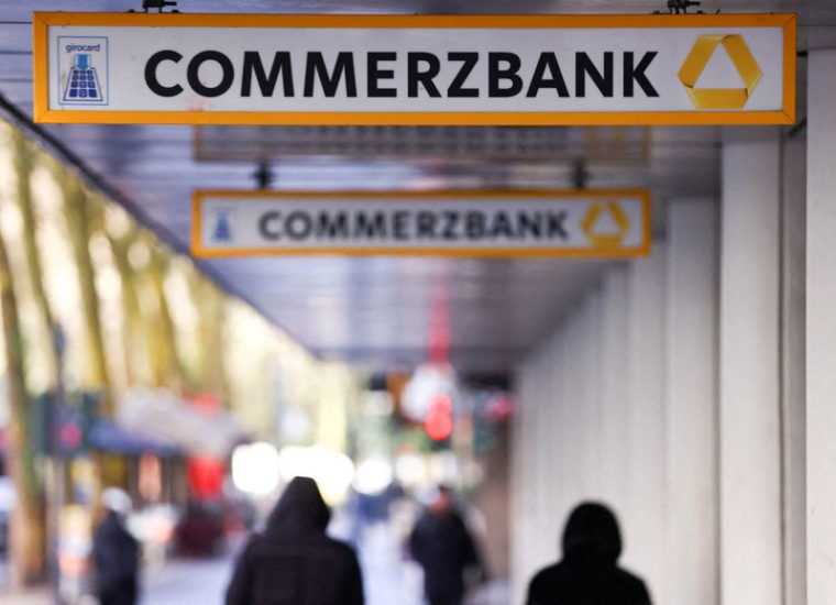 Le logo de la Commerzbank dans une succursale à Cologne