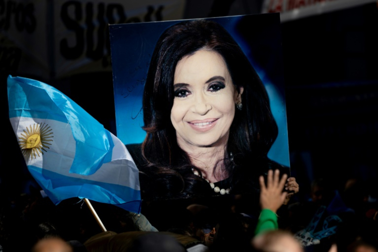 Un portrait de Cristina Kirchner brandi lors de la manifestation de soutien à son égard à Buenos Aires, le 18 juin 2025 ( AFP / TOMAS CUESTA )