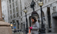 Un employé de bureau prend une pause déjeuner devant la Banque d'Angleterre