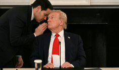 Le chef de la diplomatie américaine Marco Rubio s'entretient avec le président Donald Trump, auquel il vient de remettre une note manuscrite évoquant les négociations sur Gaza, le 8 octobre 2025 pendant une réunion à la Maison Blanche ( AFP / Jim WATSON )