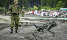 Un soldat de la Force terrestre d'autodéfense japonaise (JGSDF) manoeuvre un véhicule terrestre quadrupède sans pilote lors d'un exercice de tir réel dans la zone d'East Fuji, à Gotemba, le 7 juin 2026 au Japon ( AFP / Yuichi YAMAZAKI )