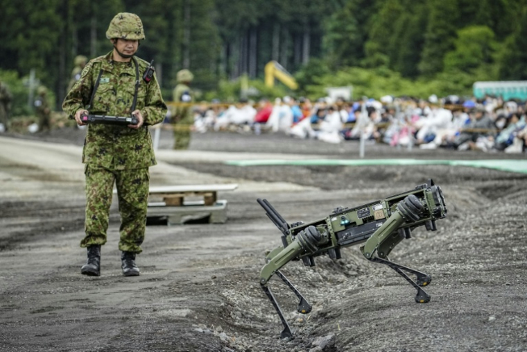 Un soldat de la Force terrestre d'autodéfense japonaise (JGSDF) manoeuvre un véhicule terrestre quadrupède sans pilote lors d'un exercice de tir réel dans la zone d'East Fuji, à Gotemba, le 7 juin 2026 au Japon ( AFP / Yuichi YAMAZAKI )