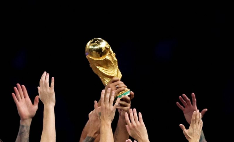 Les joueurs argentins célèbrent avec le trophée après avoir remporté la Coupe du monde au Qatar