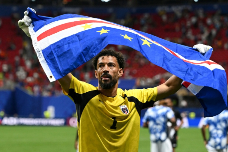 Héros du jour, le gardien du Cap Vert Vozinha célèbre le match nul de son équipe contre l'Espagne lundi à l'Atlanta Stadium d'Atlanta. ( AFP / ROBERTO SCHMIDT )
