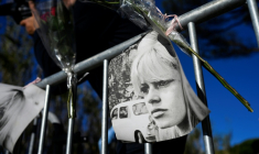 Un portrait et des fleurs accrochés sur une barrière en hommage à Brigitte Bardot à l'entrée de sa propriété de Saint-Tropez, le 28 décembre 2025 ( AFP / Frederic DIDES )