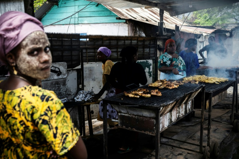 Un stand de vente de poulet grillé dans une rue de Chiconi, à Mayotte, le 1er janvier 2025 ( AFP / JULIEN DE ROSA )
