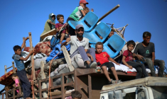 Des déplacés palestiniens à bord d'une camionnette sur une route de Nousseirat, dans le centre de la bande de Gaza, après leur fuite de la ville de Gaza, le 16 septembre 2025 ( AFP / Eyad BABA )