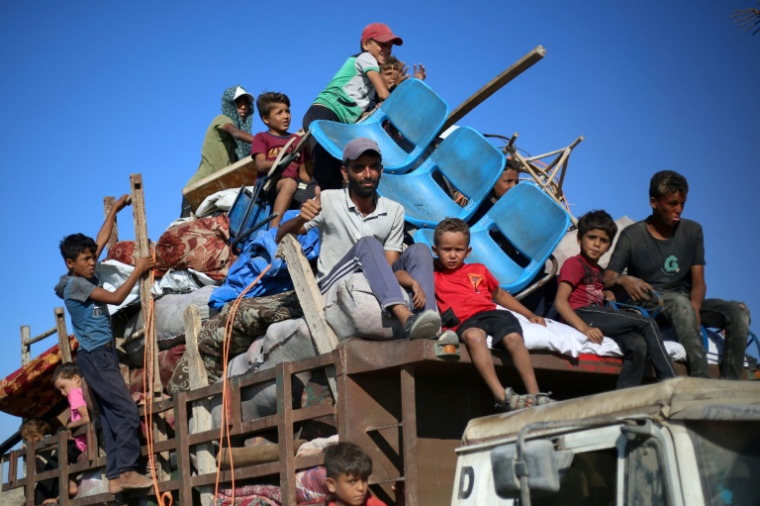 Des déplacés palestiniens à bord d'une camionnette sur une route de Nousseirat, dans le centre de la bande de Gaza, après leur fuite de la ville de Gaza, le 16 septembre 2025 ( AFP / Eyad BABA )