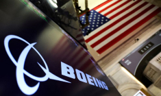Un écran affiche le logo de Boeing sur le parquet de la Bourse de New York