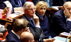 Le Premier ministre français Michel Barnier et la ministre déléguée aux relations avec le Parlement Nathalie Delattre à l'Assemblée nationale à Paris
