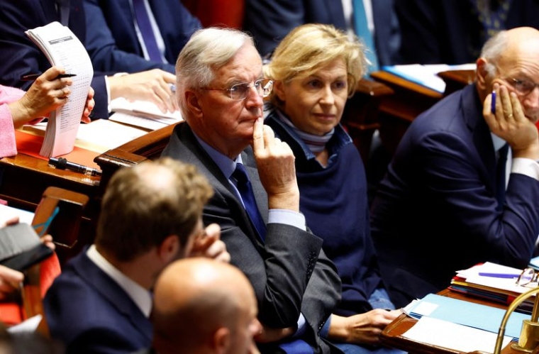 Le Premier ministre français Michel Barnier et la ministre déléguée aux relations avec le Parlement Nathalie Delattre à l'Assemblée nationale à Paris