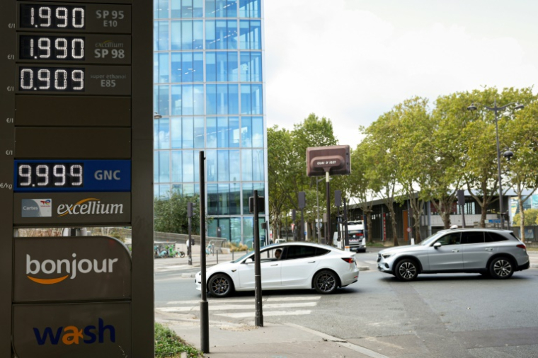 Les prix des carburants affichés dans une station service d'Issy-les-Moulineaux, en région parisienne, le 16 septembre 2026 ( AFP / Charlotte SIEMON )