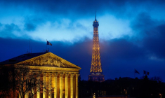L'Assemblée nationale française et la Tour Eiffel sont visibles à Paris