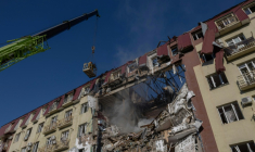 Un immeuble résidentiel ravagé par une frappe russe à Odessa, qui a fait trois morts dont un enfant, le 6 avril 2026   ( AFP / Oleksandr GIMANOV )