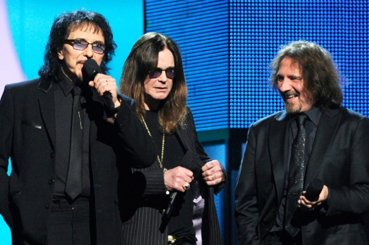 (De g. à d.) Tony Iommi, Ozzy Osbourne et Geezer Butler, du groupe Black Sabbath, s'expriment sur scène lors de la 56e cérémonie des Grammy Awards, au Staples Center de Los Angeles, le 26 janvier 2014 ( GETTY IMAGES NORTH AMERICA / KEVORK DJANSEZIAN )