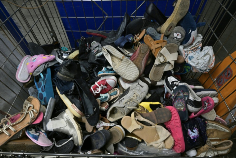 En France, près de 900.000 tonnes de vêtements, linge de maison et chaussures ont été mises sur le marché en 2024 ( AFP / Damien MEYER )
