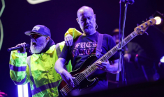 Fred Durst (g) et Sam Rivers, bassiste de Limp Bizkit, lors d'un concert à Bogota le 21 mars 2024 ( AFP / Juan Pablo Pino )