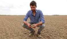 Adrien Mastain, maraîcher, dans un champ desséché à Carnin (Nord), le 20 mai 2025 ( AFP / FRANCOIS LO PRESTI )