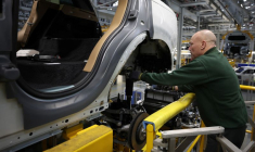 Une personne travaille dans une usine à Solihull, en Grande-Bretagne