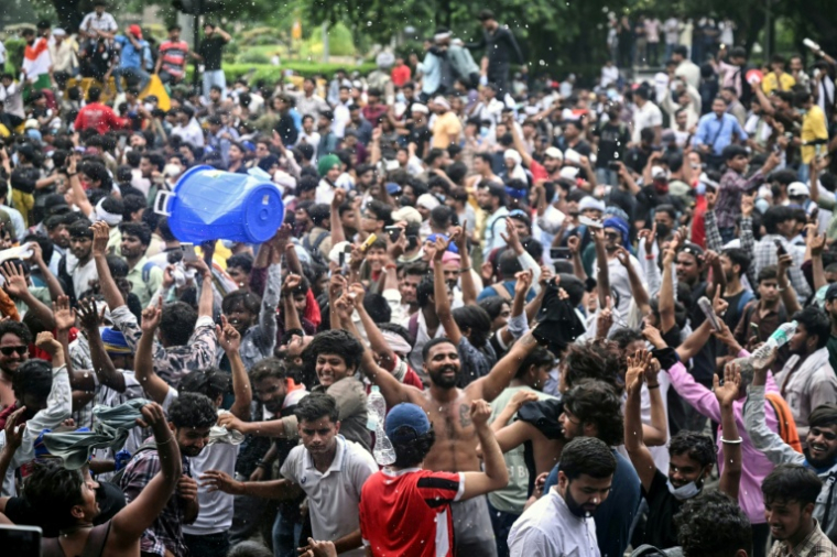 Des partisans du "parti des cafards" célèbrent à New Delhi la démission du ministre indien de l'Education, Dharmendra Pradhan, dont les étudiants exigeaient le départ en raison d'une série de fraudes aux examens universitaires, le 25 juillet 2026 ( AFP / Arun SANKAR )