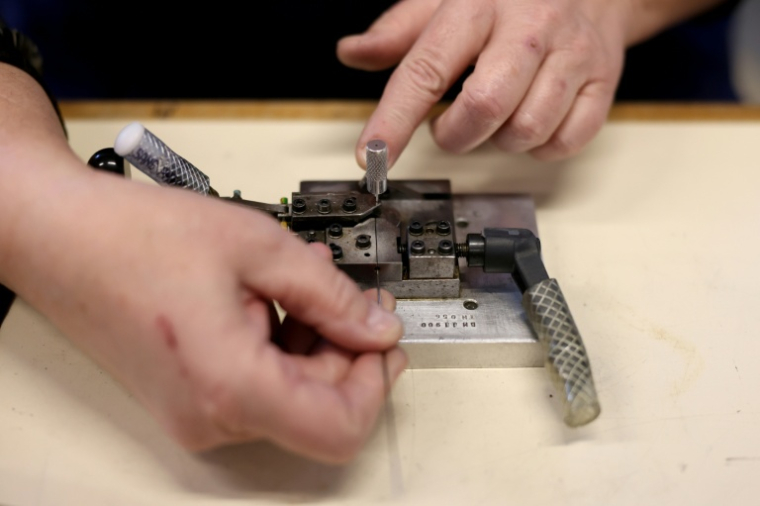 Une employée travaille sur des montures de lunettes dans les ateliers de la Maison Henry Jullien, le fabricant français, à Lons-le-Saunier, dans le Jura, le 29 janvier 2026 ( AFP / Alex MARTIN )