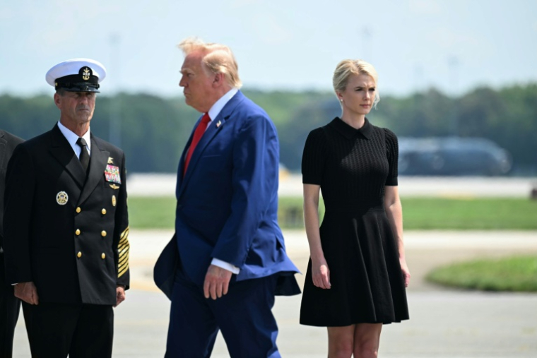 Le président américain Donald Trump et son assistante Natalie Harp pendant une cérémonie militaire sur la base aérienne de Dover (Delaware, nord-est) le 22 juillet 2026, pour le retour des dépouilles de militaires tués au Moyen-Orient. ( AFP / SAUL LOEB )
