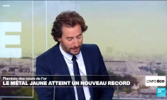 L'or flambe et atteint record sur record