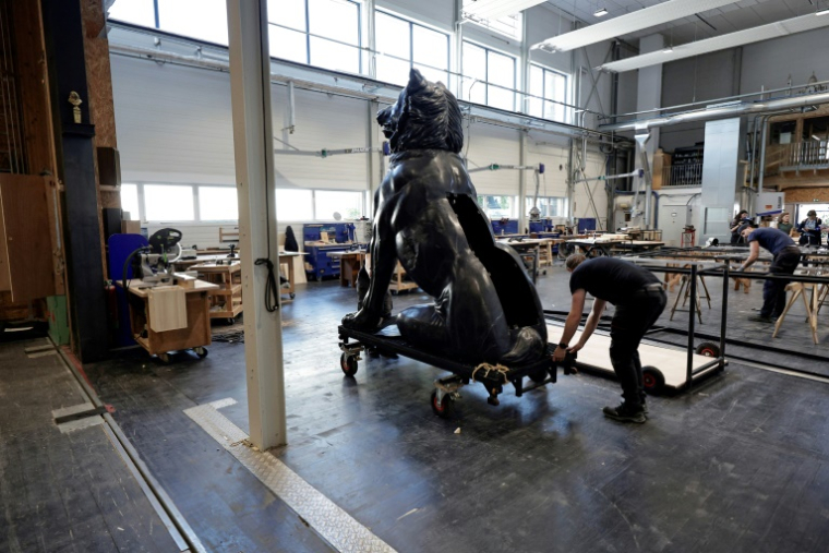 La statue représentant une chienne pour la pièce "Hécube, pas Hécube" de Tiago Rodrigues, dans les ateliers de fabrication des décors de la Comédie-Française à Sarcelles, le 29 avril 2025 ( AFP / STEPHANE DE SAKUTIN )