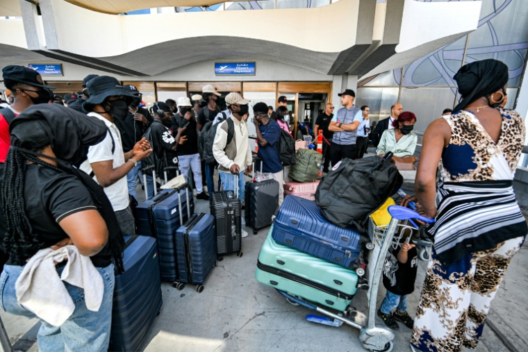 Des migrants sans papiers originaires de pays d'Afrique subsaharienne attendent à l'aéroport d'embarquer pour un vol de rapatriement vers leurs pays d'origine, le 16 juin 2026 à Tunis ( AFP / FETHI BELAID )