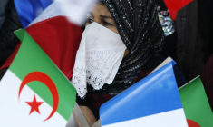 Une algérienne tenant des drapeaux algérien et français
