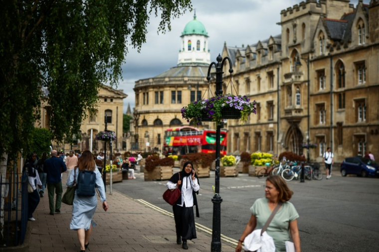 Des piétons le long de Broad Street, près de l'université d'Oxford, à Oxford, en Angleterre le 17 juin 2026  ( AFP / HENRY NICHOLLS )