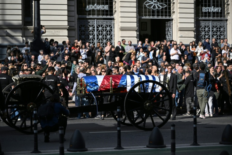 Le cortège funèbre de l'ancien président uruguayen José "Pepe" Mujica avance dans le centre-ville de Montevideo, le 14 mai 2025, au lendemain de son décès ( AFP / Eitan ABRAMOVICH )