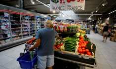 Un client fait ses courses dans un supermarché à Nice, France