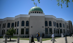 Des passants devant une mosquée à Plano, au Texas, le 11 avril 2025 ( AFP / RONALDO SCHEMIDT )