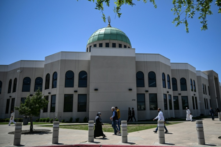 Des passants devant une mosquée à Plano, au Texas, le 11 avril 2025 ( AFP / RONALDO SCHEMIDT )