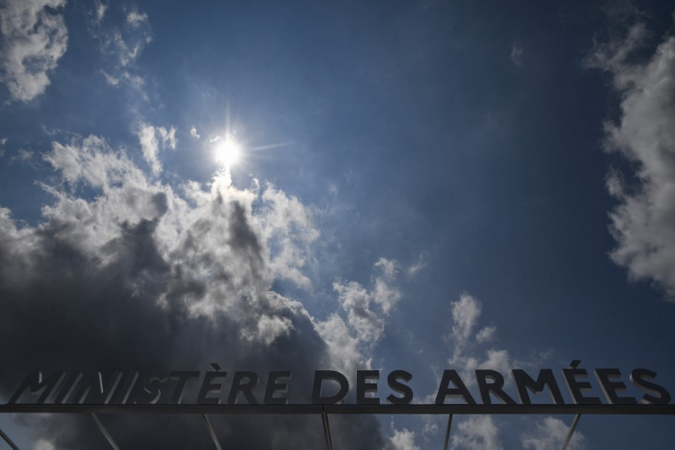 Le drone présenté par le ministère des Armées est susceptible de voler sans interruption pendant plusieurs mois (photo d'illustration) ( AFP / JULIEN DE ROSA )