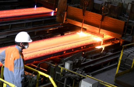 Des ouvriers metallurgistes sur le site ArcelorMittalle 11 février 2022 à Dunkerque, dans le Nord ( AFP / FRANCOIS LO PRESTI )