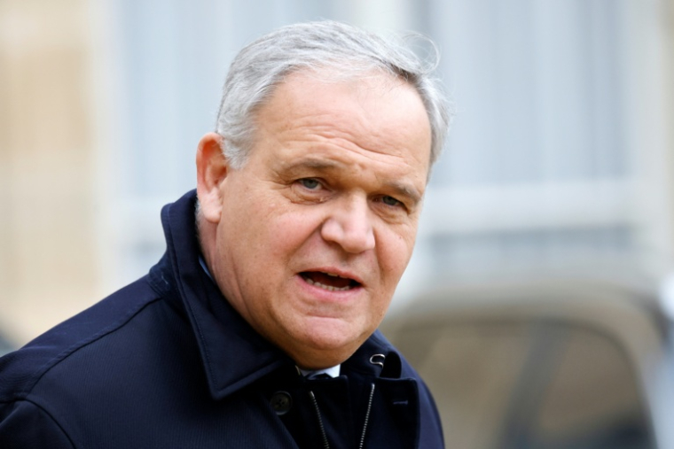 François-Noël Buffet, alors ministre attaché au ministre de l'Intérieur, à la sortie de l'Elysée, le 23 janvier 2025 à Paris ( AFP / Ludovic MARIN )