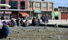 Des manifestants bloquent une route pour protester contre le gouvernement du président bolivien Rodrigo Paz, à El Alto (Bolivie), le 23 mai 2026 ( AFP / AIZAR RALDES )