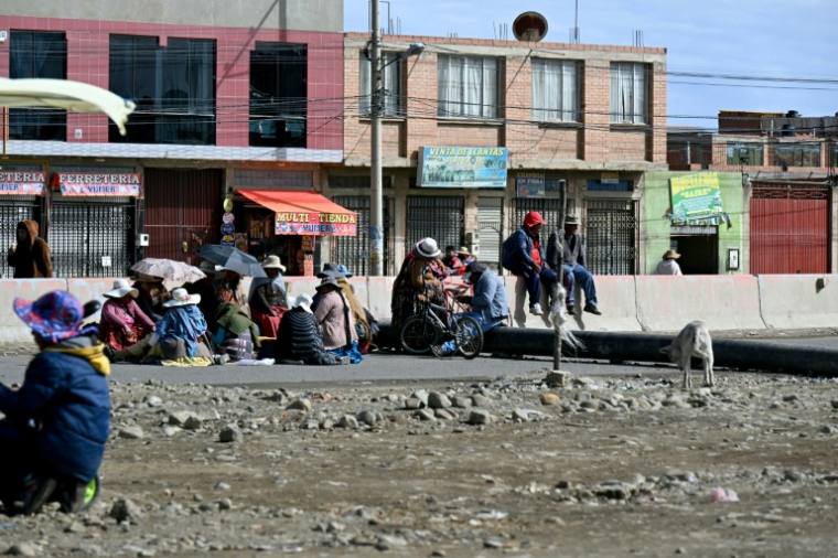 Des manifestants bloquent une route pour protester contre le gouvernement du président bolivien Rodrigo Paz, à El Alto (Bolivie), le 23 mai 2026 ( AFP / AIZAR RALDES )