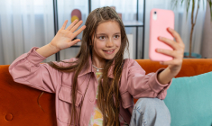 Les options de partage d'Instagram ou de TikTok sont perçues par les utilisatrices comme engageantes vis-à-vis d'elles-mêmes mais aussi de leurs proches. (crédit : Adobe Stock)