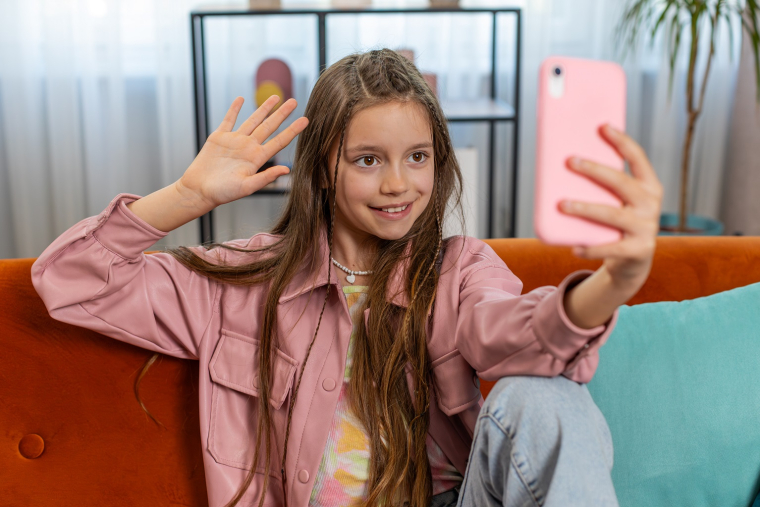 Les options de partage d'Instagram ou de TikTok sont perçues par les utilisatrices comme engageantes vis-à-vis d'elles-mêmes mais aussi de leurs proches. (crédit : Adobe Stock)