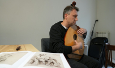 Oleksandr Savtchouk egrène les arpèges sur sa bandoura, à Kharkiv le 18 octobre 2025 ( AFP / OLEKSII FILIPPOV )