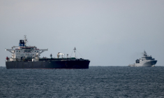 Le Deyna, un pétrolier suspecté de faire partie de la flotte fantôme russe, au large du port de Marseille-Fos sous la surveillance de la Marine française, le 23 mars 2026 ( AFP / Thibaud MORITZ )