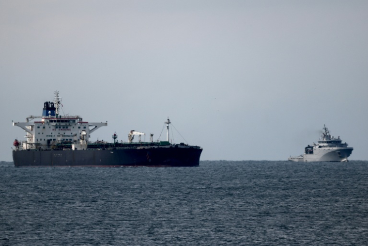 Le Deyna, un pétrolier suspecté de faire partie de la flotte fantôme russe, au large du port de Marseille-Fos sous la surveillance de la Marine française, le 23 mars 2026 ( AFP / Thibaud MORITZ )
