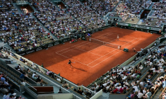 Iga Swiatek, quatre fois titrée à Roland-Garros, appelle les organisateurs à retirer les bâches et les panneaux publicitaires de fond de court après plusieurs blessures ( AFP / Dimitar DILKOFF )