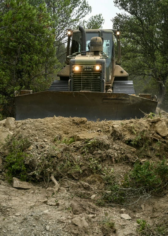 Un bulldozer trace un passage afin de faciliter l'accès des pompiers en cas d'incendie, le 8 août 2025 près de Talairan, dans l'Aude ( AFP / Bertrand GUAY )