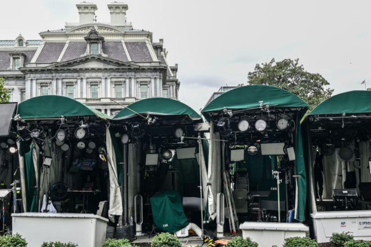 Des espaces de travail pour les équipes de télévision à l'extérieur de la Maison Blanche, à Washington, le 23 septembre 2026 ( AFP / Alex Wroblewski )
