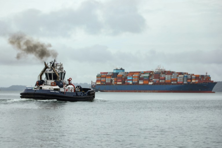 Un porte-conteneurs traverse le canal de Panama le 15 août 2025 ( AFP / Aris Martínez )